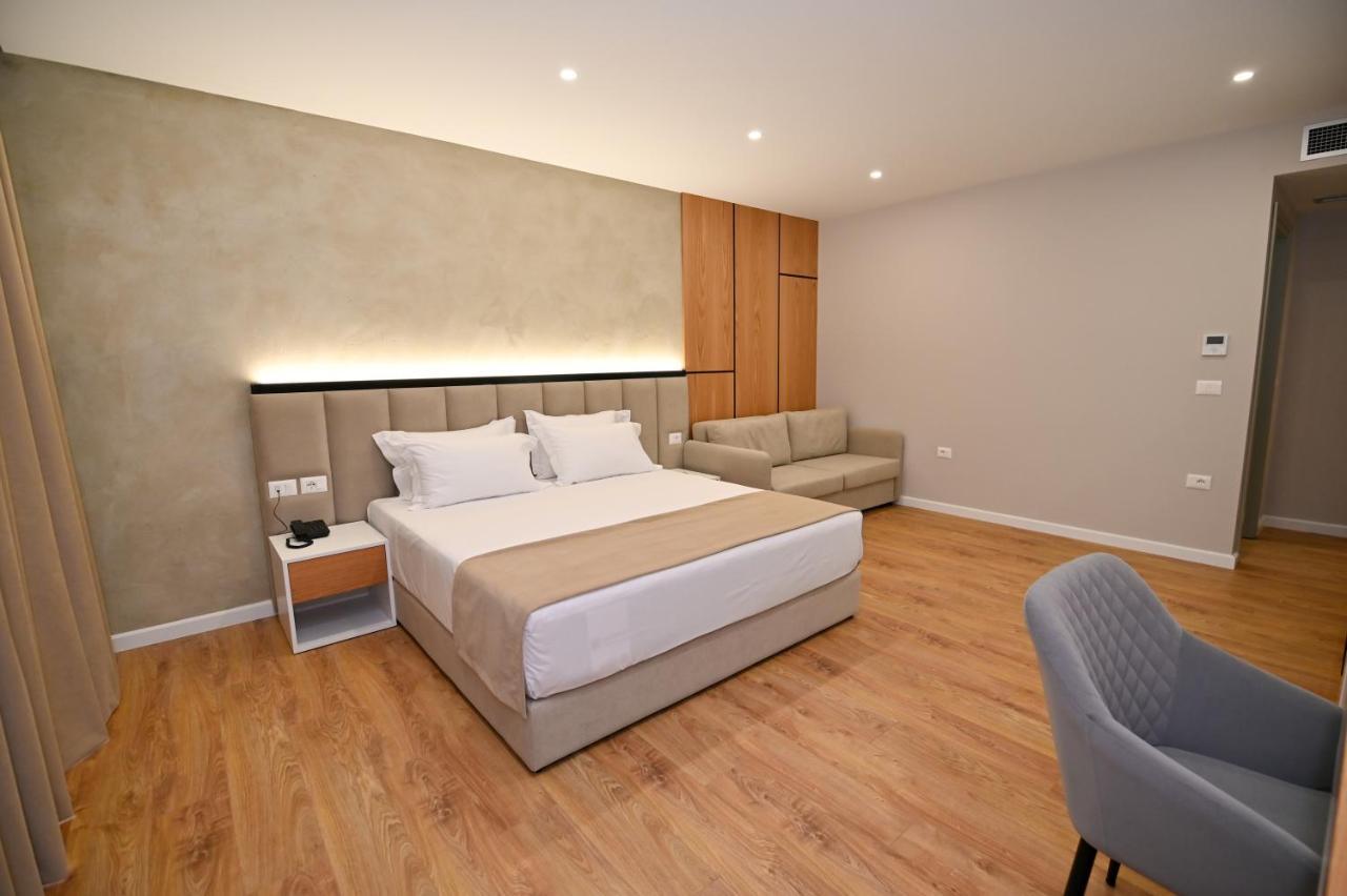 Hotel Zanzi Durrës Buitenkant foto