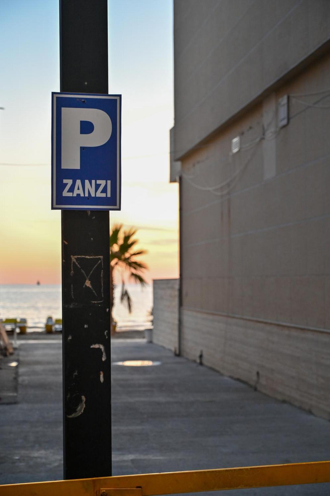 Hotel Zanzi Durrës Buitenkant foto