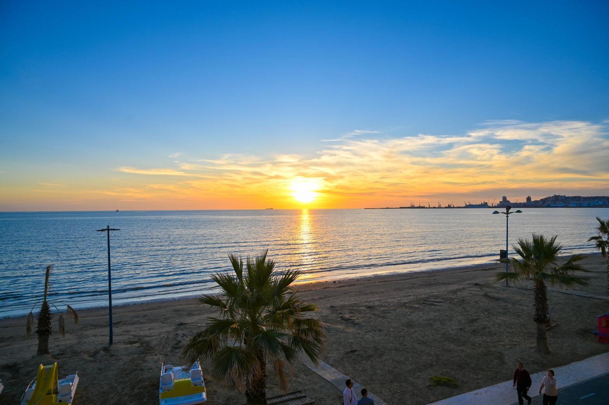 Hotel Zanzi Durrës Buitenkant foto