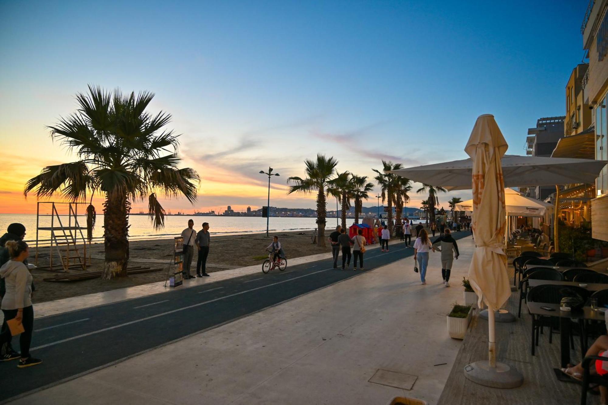 Hotel Zanzi Durrës Buitenkant foto