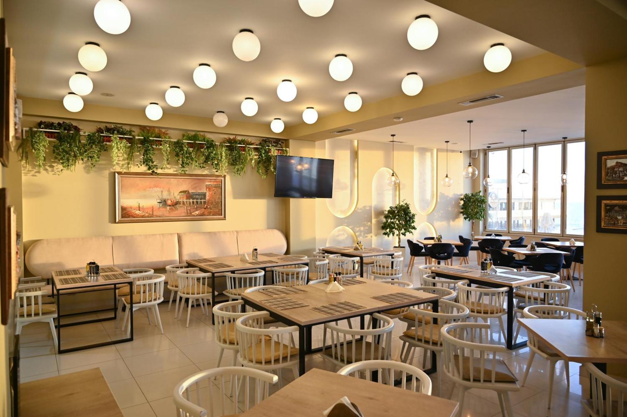 Hotel Zanzi Durrës Buitenkant foto