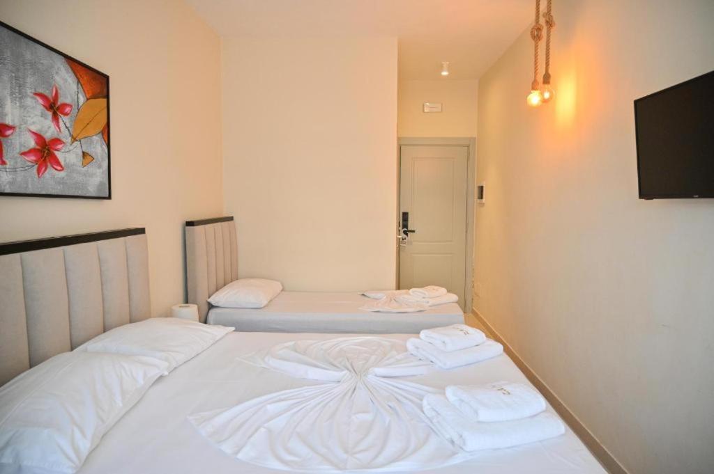 Hotel Zanzi Durrës Buitenkant foto